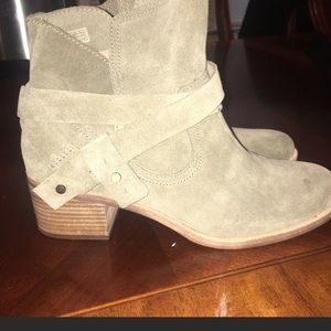NWOT UGG Suede ankle boots